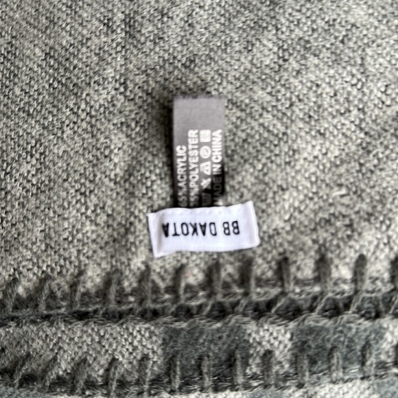 BB Dakota Blanket Scraf/Sweater - Picture 3 of 8